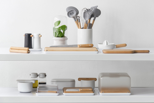 HOUSEHOLDS AND KITCHENWARE